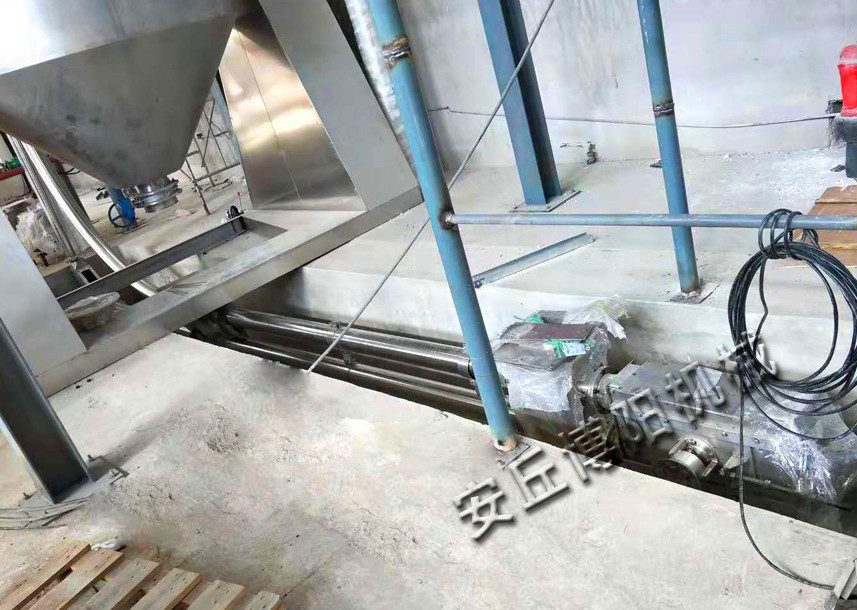 化工原料拆包后通過管鏈?zhǔn)捷斔蜋C(jī)進(jìn)行輸送！