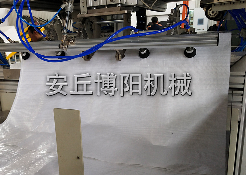 飼料原料全自動(dòng)包裝碼垛機(jī)的工作原理和特點(diǎn)是什么？