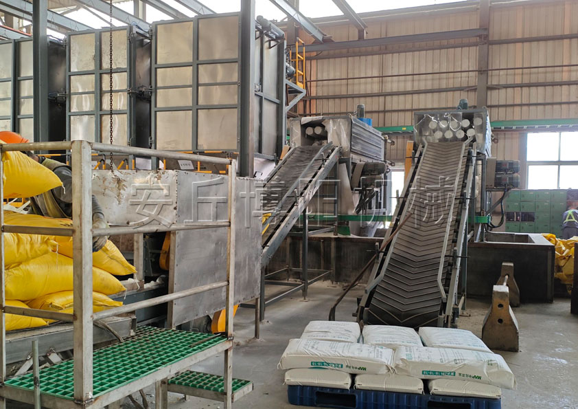 片堿自動拆袋機應(yīng)用 堿粉自動拆包卸料機優(yōu)勢